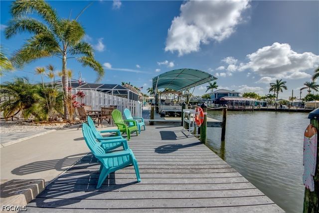 2589 Bayshore DR, Matlacha, FL 33993