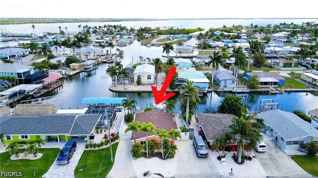 2589 Bayshore DR, Matlacha, FL 33993