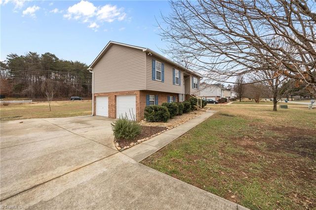 120 Rockwell Place Court, Tobaccoville, NC 27050