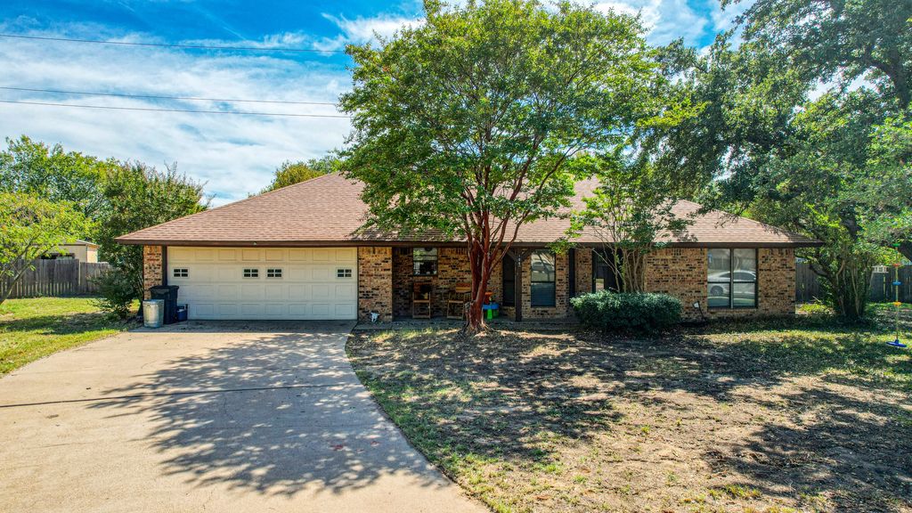 106 Guinevere Court, Weatherford, TX 76086