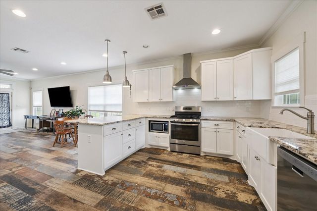 4424 Country Club Drive, Dickinson, TX 77539
