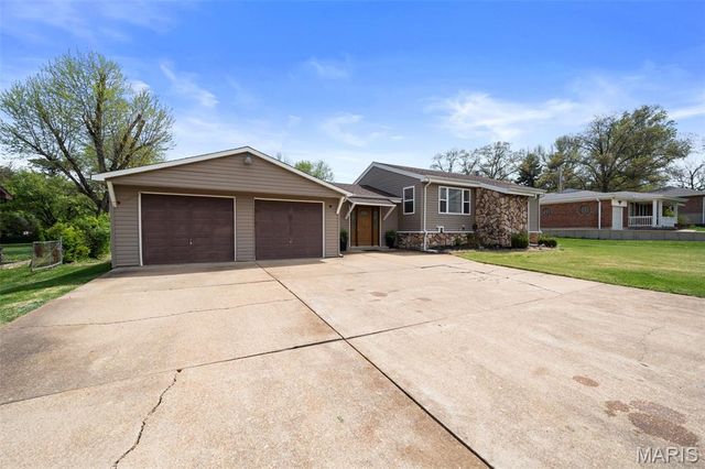 2794 Sedan Drive, St Louis, MO 63125