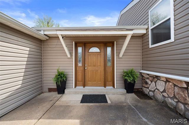 2794 Sedan Drive, St Louis, MO 63125