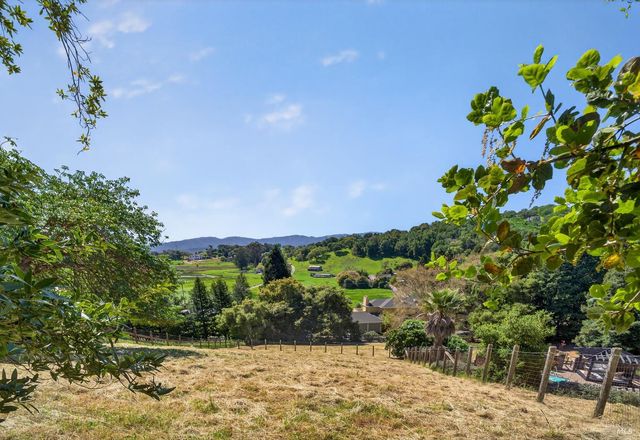 20 Archibald Ln, Novato, CA 94945