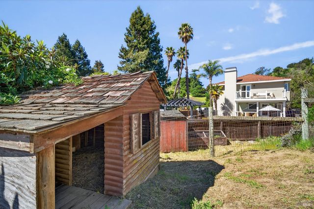 20 Archibald Ln, Novato, CA 94945