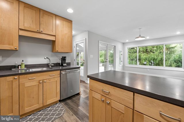 31 MONTGOMERY AVE, Rocky Hill, NJ 08553