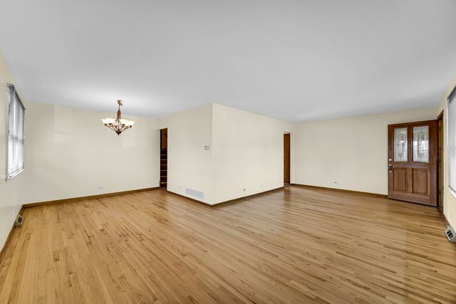 2042 W Spring Ridge Drive, Arlington Heights, IL 60004