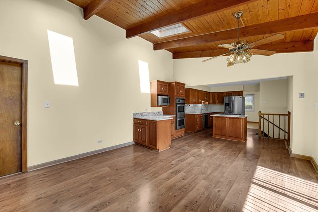 2042 W Spring Ridge Drive, Arlington Heights, IL 60004