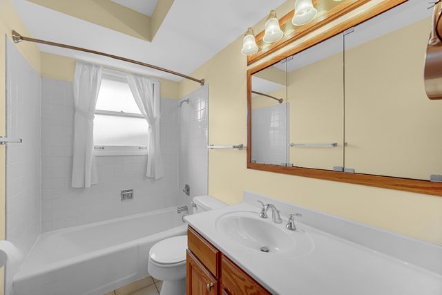 2042 W Spring Ridge Drive, Arlington Heights, IL 60004