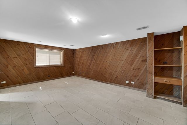 2042 W Spring Ridge Drive, Arlington Heights, IL 60004