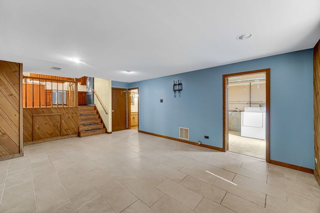 2042 W Spring Ridge Drive, Arlington Heights, IL 60004
