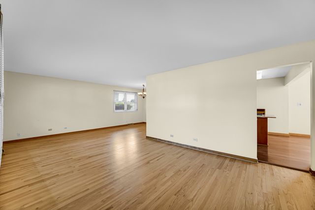 2042 W Spring Ridge Drive, Arlington Heights, IL 60004