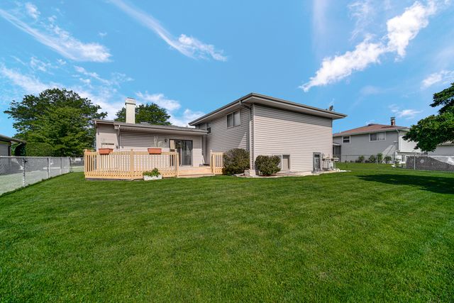 2042 W Spring Ridge Drive, Arlington Heights, IL 60004