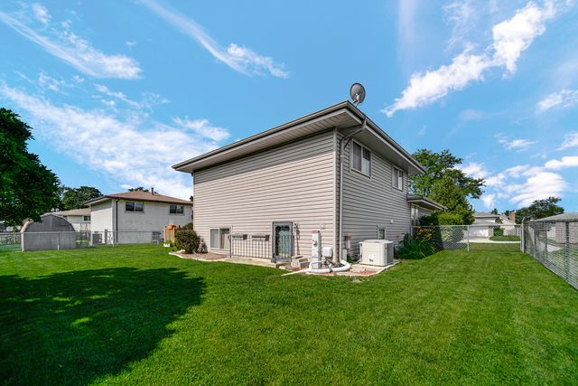 2042 W Spring Ridge Drive, Arlington Heights, IL 60004