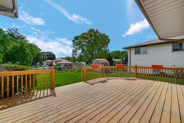 2042 W Spring Ridge Drive, Arlington Heights, IL 60004