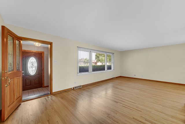2042 W Spring Ridge Drive, Arlington Heights, IL 60004