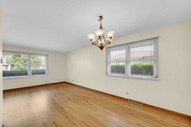 2042 W Spring Ridge Drive, Arlington Heights, IL 60004