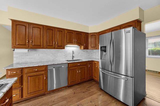 2042 W Spring Ridge Drive, Arlington Heights, IL 60004