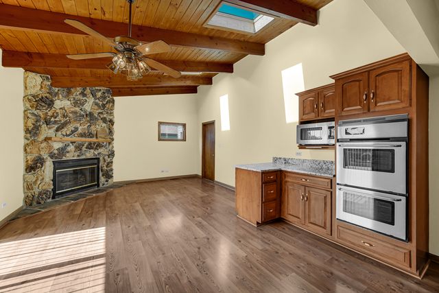 2042 W Spring Ridge Drive, Arlington Heights, IL 60004