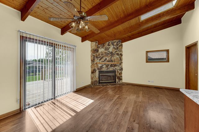 2042 W Spring Ridge Drive, Arlington Heights, IL 60004