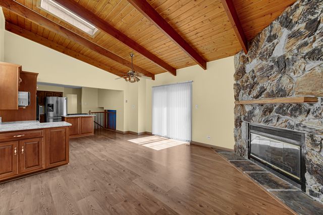 2042 W Spring Ridge Drive, Arlington Heights, IL 60004