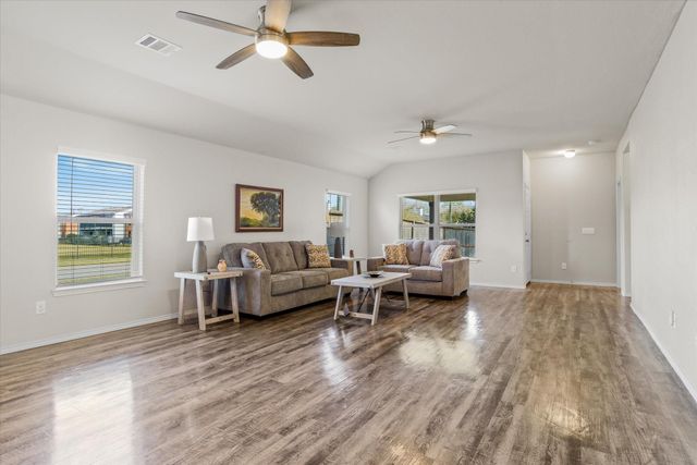 627 E Fairway Lake Drive, Alvin, TX 77511