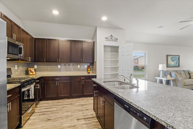 627 E Fairway Lake Drive, Alvin, TX 77511