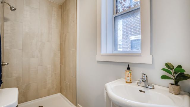 921 W Agatite Avenue 3, Chicago, IL 60640