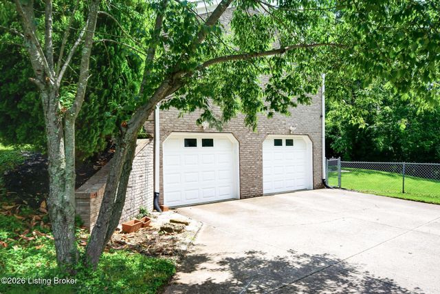 1704 Grange Dr, La Grange, KY 40031