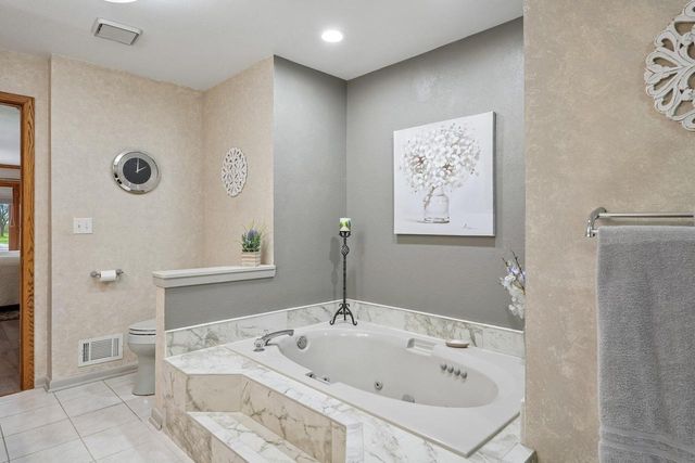 7402 Twin Oaks COURT, Franklin, WI 53132