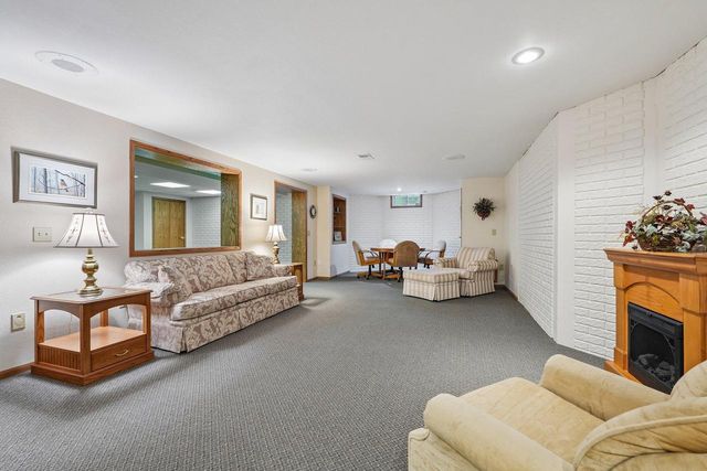 7402 Twin Oaks COURT, Franklin, WI 53132