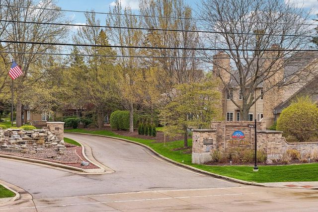 7402 Twin Oaks COURT, Franklin, WI 53132