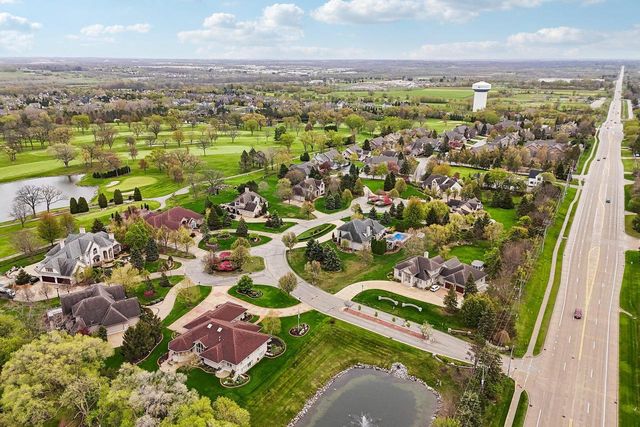 7402 Twin Oaks COURT, Franklin, WI 53132
