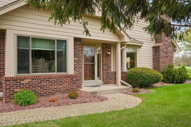 7402 Twin Oaks COURT, Franklin, WI 53132