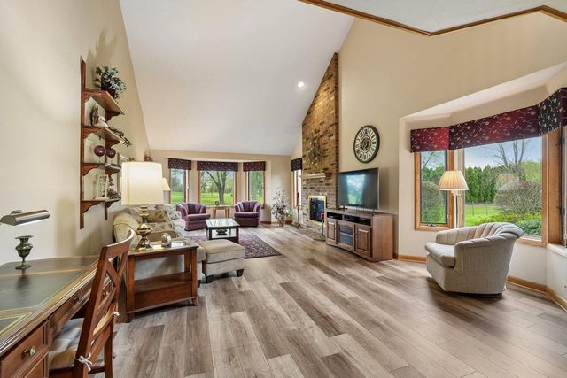 7402 Twin Oaks COURT, Franklin, WI 53132