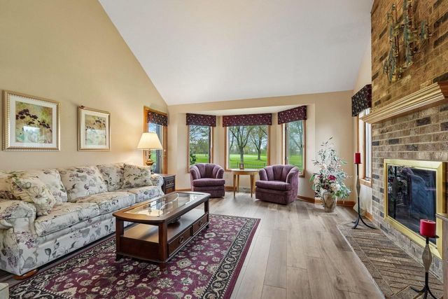 7402 Twin Oaks COURT, Franklin, WI 53132