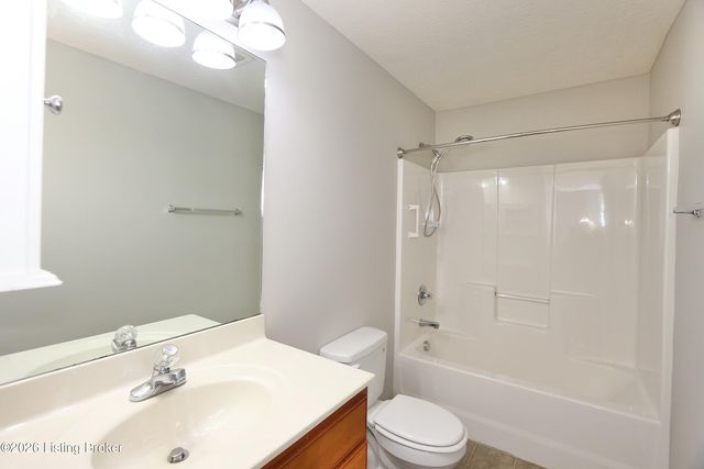 1454 Blackiston View Dr, Clarksville, IN 47129