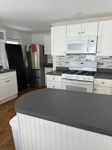 83 Bay St, Hull, MA 02045