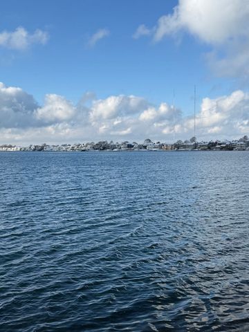 83 Bay St, Hull, MA 02045