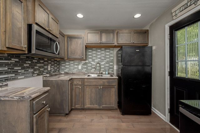 202 S COLLINS STREET, Tullahoma, TN 37388