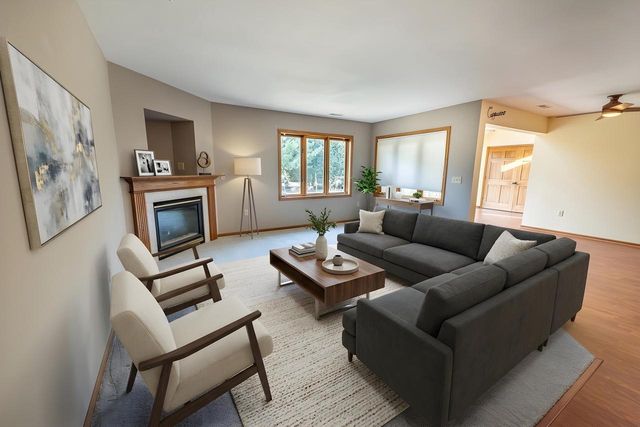 565 Hartford SQUARE, Hartford, WI 53027