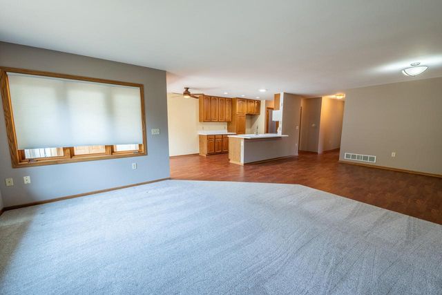 565 Hartford SQUARE, Hartford, WI 53027