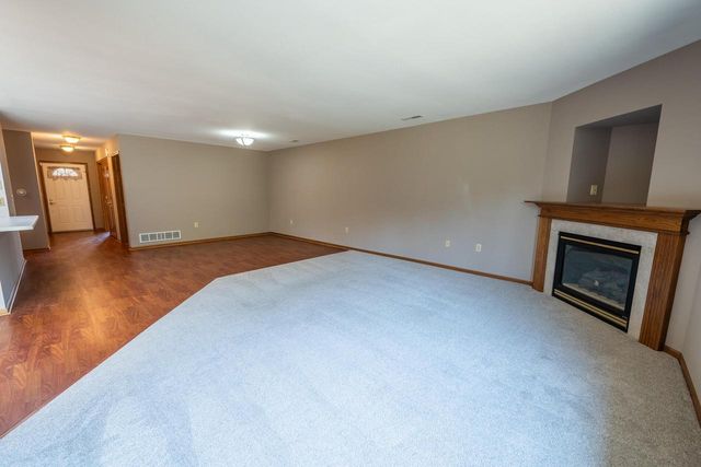 565 Hartford SQUARE, Hartford, WI 53027