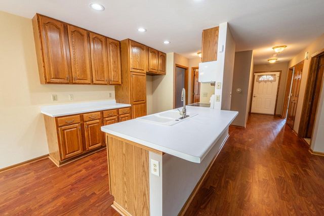 565 Hartford SQUARE, Hartford, WI 53027