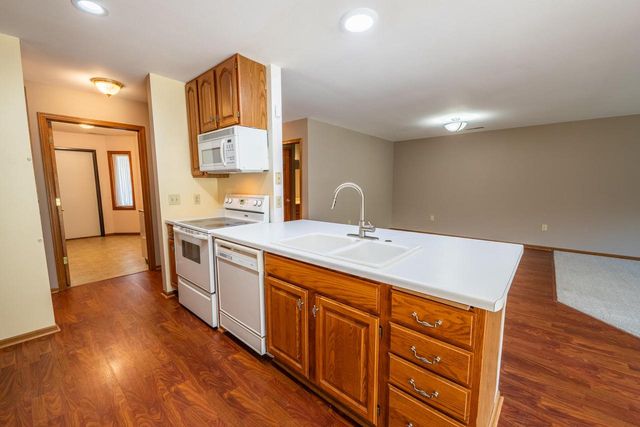 565 Hartford SQUARE, Hartford, WI 53027