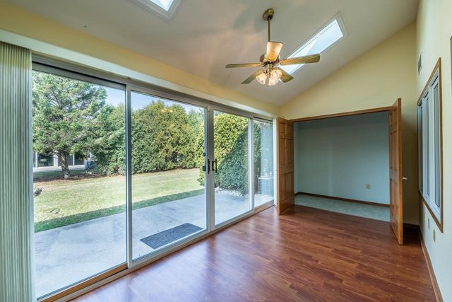 565 Hartford SQUARE, Hartford, WI 53027