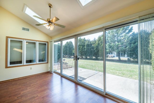 565 Hartford SQUARE, Hartford, WI 53027