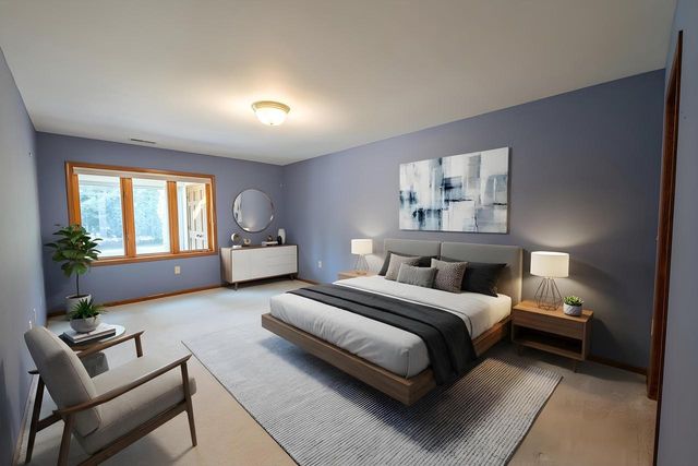 565 Hartford SQUARE, Hartford, WI 53027