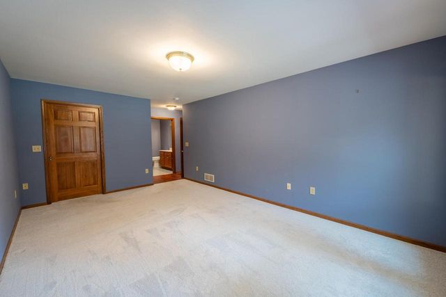 565 Hartford SQUARE, Hartford, WI 53027