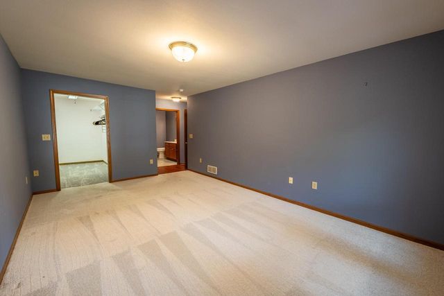 565 Hartford SQUARE, Hartford, WI 53027